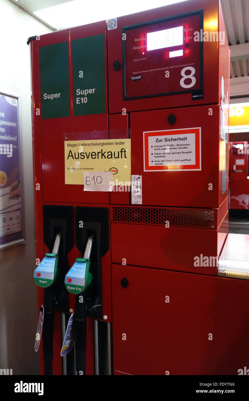 Berlín, Alemania, se vende cartel en un Benzinzapfsaeule Foto de stock