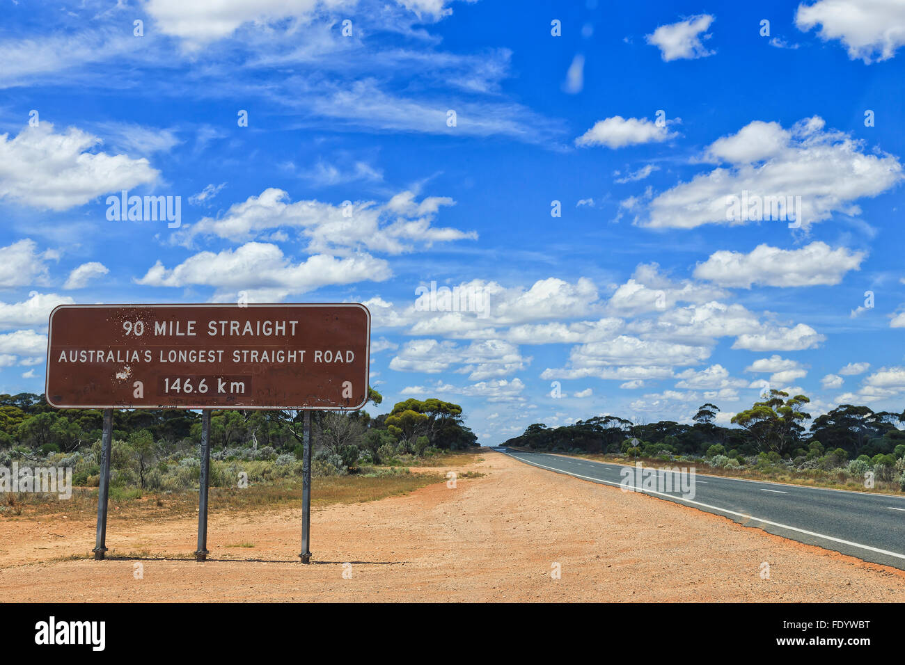 Información roadsign marrón en Western Australia Nullarbor Plain junto a la autopista Eyre alrededor de 90 millas de carretera recta Foto de stock