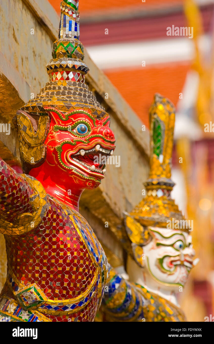 Guardián mono-dragón en el Grand Palace, Bangkok, Tailandia Foto de stock