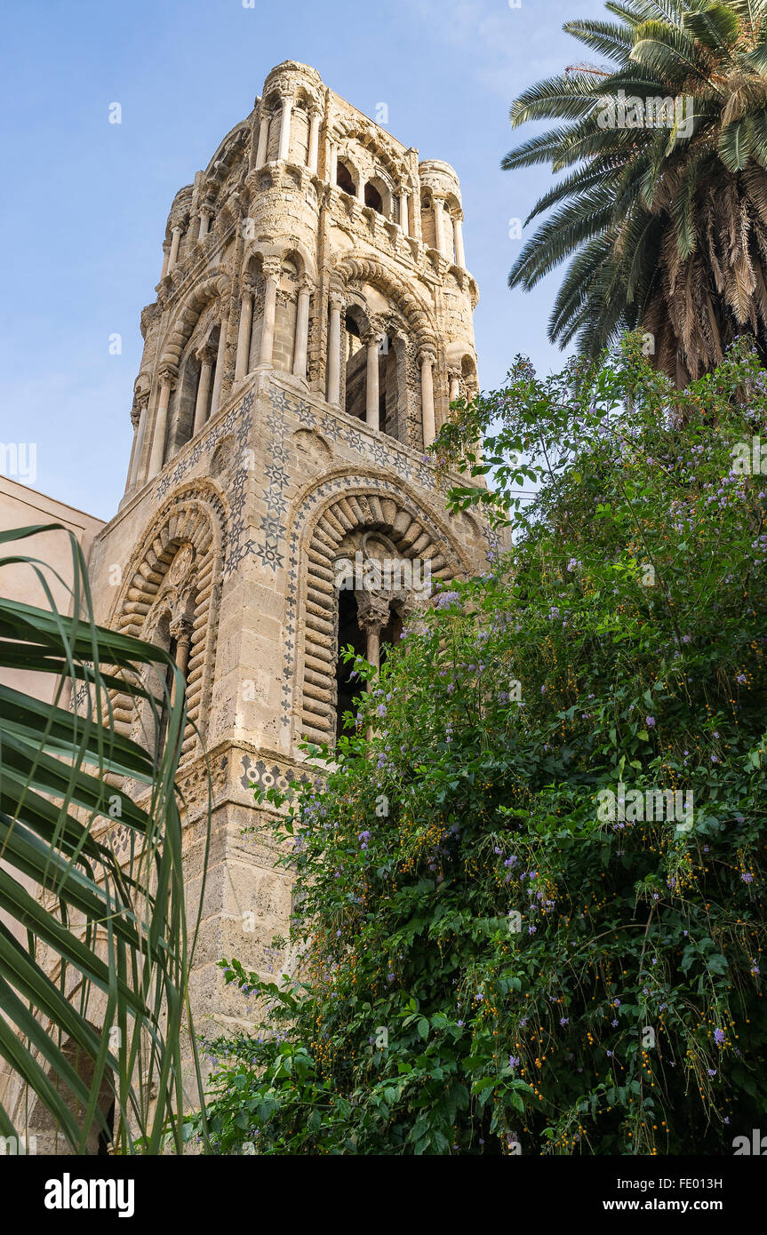 Iglesia del siglo XII de la torre de la Iglesia Mantorana (Santa Maria dell'Ammiraglio), Palermo, Sicilia, Italia Foto de stock