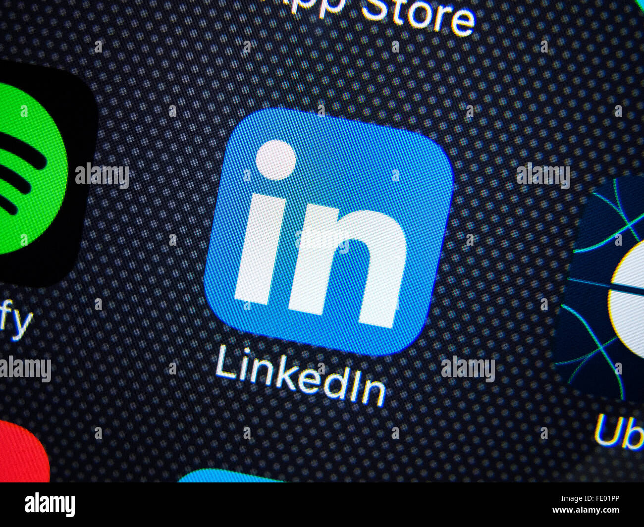 Redes sociales profesionales LinkedIn app logotipo en la pantalla del teléfono inteligente. Foto de stock