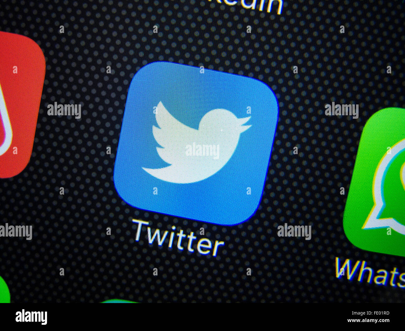 Twitter social media logotipo en la pantalla del iPhone 6 más teléfonos inteligentes. Foto de stock