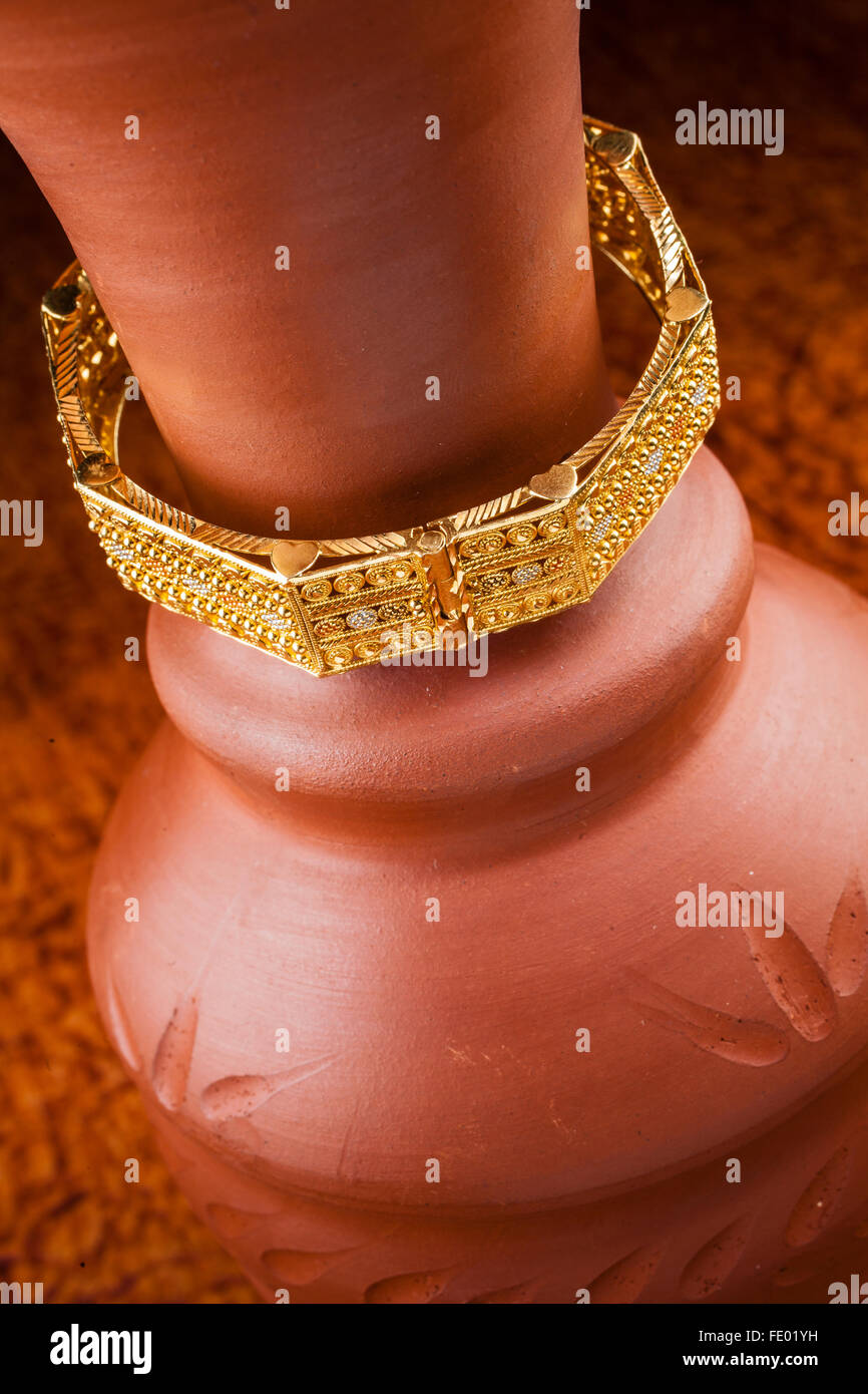 Enseñando gemelo curva Joyería, ornamento del oro, oro pulseras, brazaletes de oro, joyería de diseño indio, un par de pulseras, accesorios de moda, precioso oro Fotografía de stock - Alamy Enseñando gemelo curva Joyería, ornamento del oro, oro pulseras, brazaletes de oro, joyería de diseño indio, un par de pulseras, accesorios de moda, precioso oro Fotografía de stock - Alamy