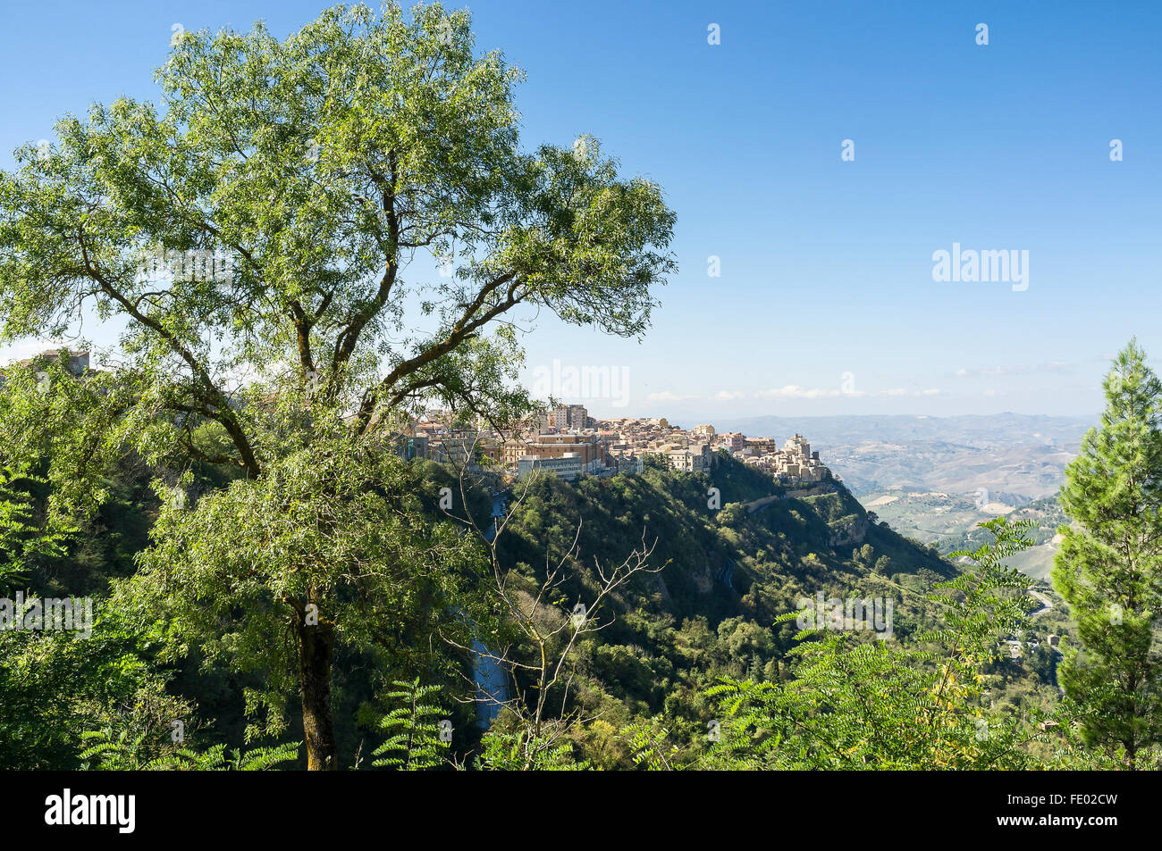 La ciudad en la cima de la montaña y el paisaje en Sicilia, Italia Foto de stock