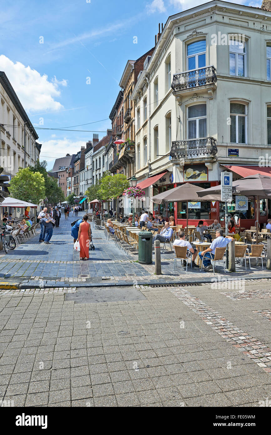 La vida en la ciudad de Bruselas a la hora del almuerzo. Square Place Jourdan en Etterbeek, cerca de la Comisión Europea y del distrito de la UE en Bruselas. Foto de stock