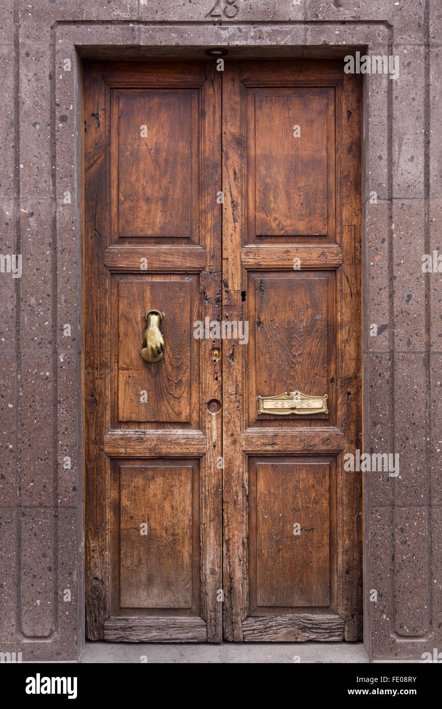 Una tradicional hacienda de estilo colonial español, puerta de madera