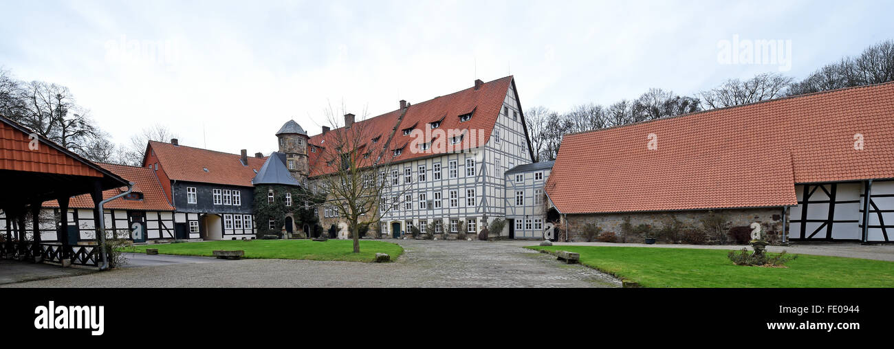 Apelern, Alemania. 29 ene, 2016. La Rittergut (manor) de Muenchhausen, representada en Apelern, Alemania, 29 de enero de 2016. La mansión ha sido en la posesión del barón von Muenchhausen desde 1369 hasta el día de hoy. El entramado de madera sección fue añadida en 1788, el ala oeste de la casa blanca en 1903. Se realizó una restauración integral en 2004 y 2005. Foto: Holger Hollemann/dpa/Alamy Live News Foto de stock