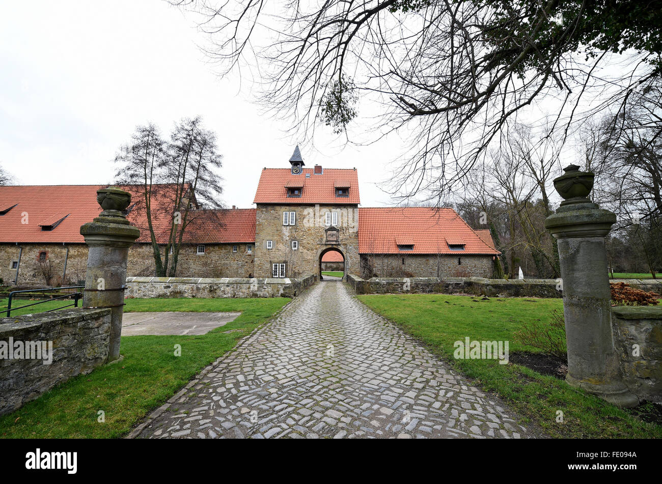 Apelern, Alemania. 29 ene, 2016. La Rittergut (manor) de Muenchhausen, representada en Apelern, Alemania, 29 de enero de 2016. La mansión ha sido en la posesión del barón von Muenchhausen desde 1369 hasta el día de hoy. El entramado de madera sección fue añadida en 1788, el ala oeste de la casa blanca en 1903. Se realizó una restauración integral en 2004 y 2005. Foto: Holger Hollemann/dpa/Alamy Live News Foto de stock