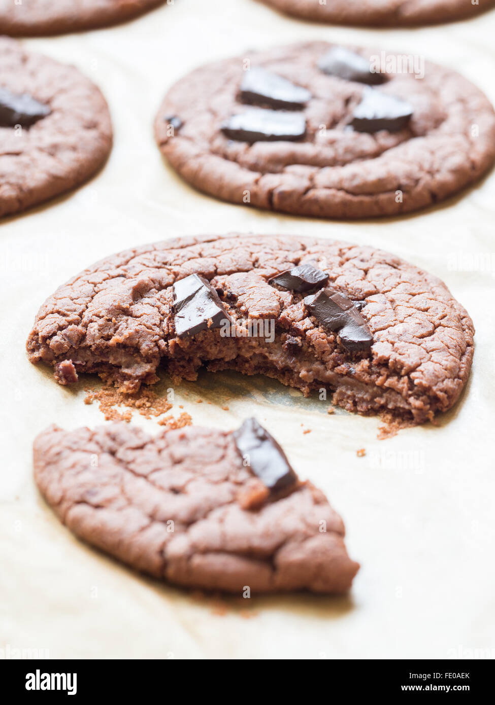 Vegan flowerless frijol rojo sin gluten galletas con trocitos de chocolate. Foto de stock