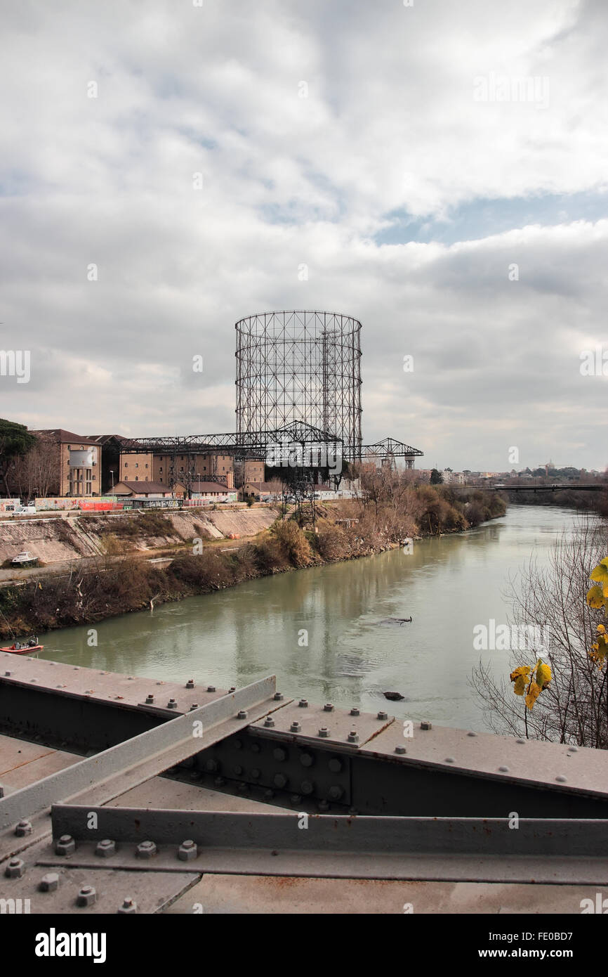 Titular de gas , antigua arquitectura industrial del siglo XIX, en Roma, Italia Foto de stock