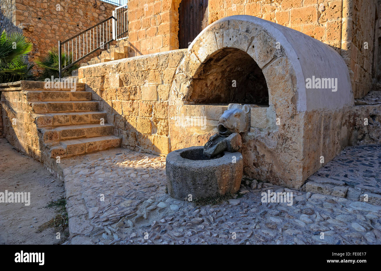 Fuente antigua del antiguo Monasterio de Agia Napa Foto de stock