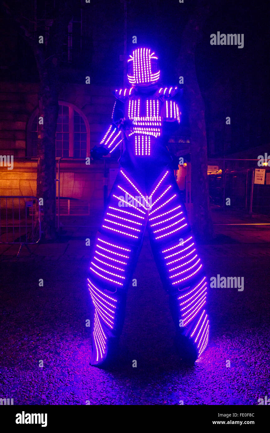 El hombre traje de luces inLED PrestFest entretiene al evento en Preston,  Lancashire Fotografía de stock - Alamy