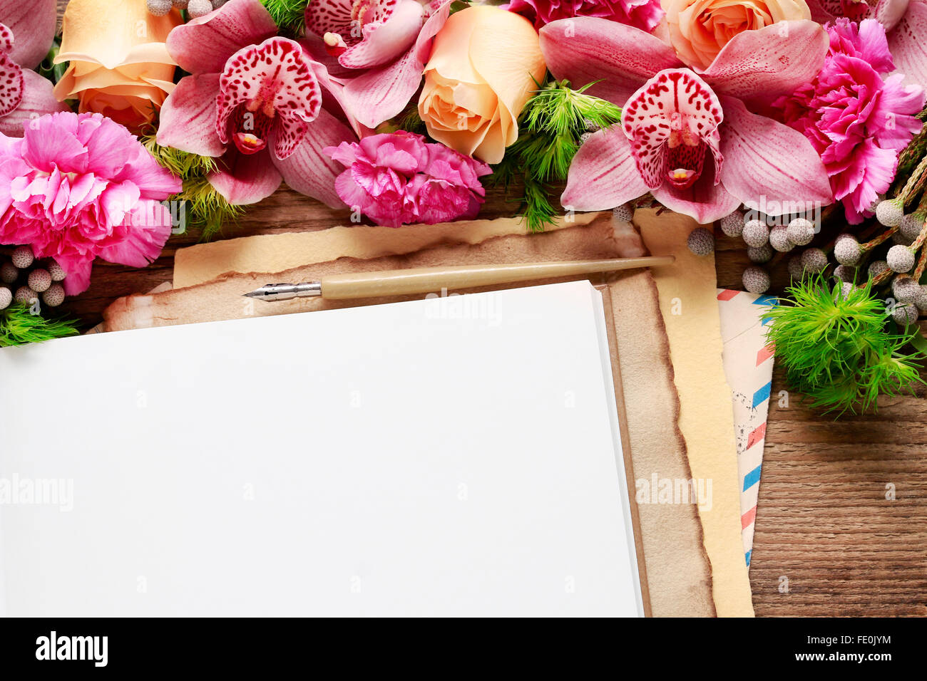 Vintage hojas de papel, lápiz, arreglos florales con orquídeas, rosas y  claveles, copie el espacio Fotografía de stock - Alamy