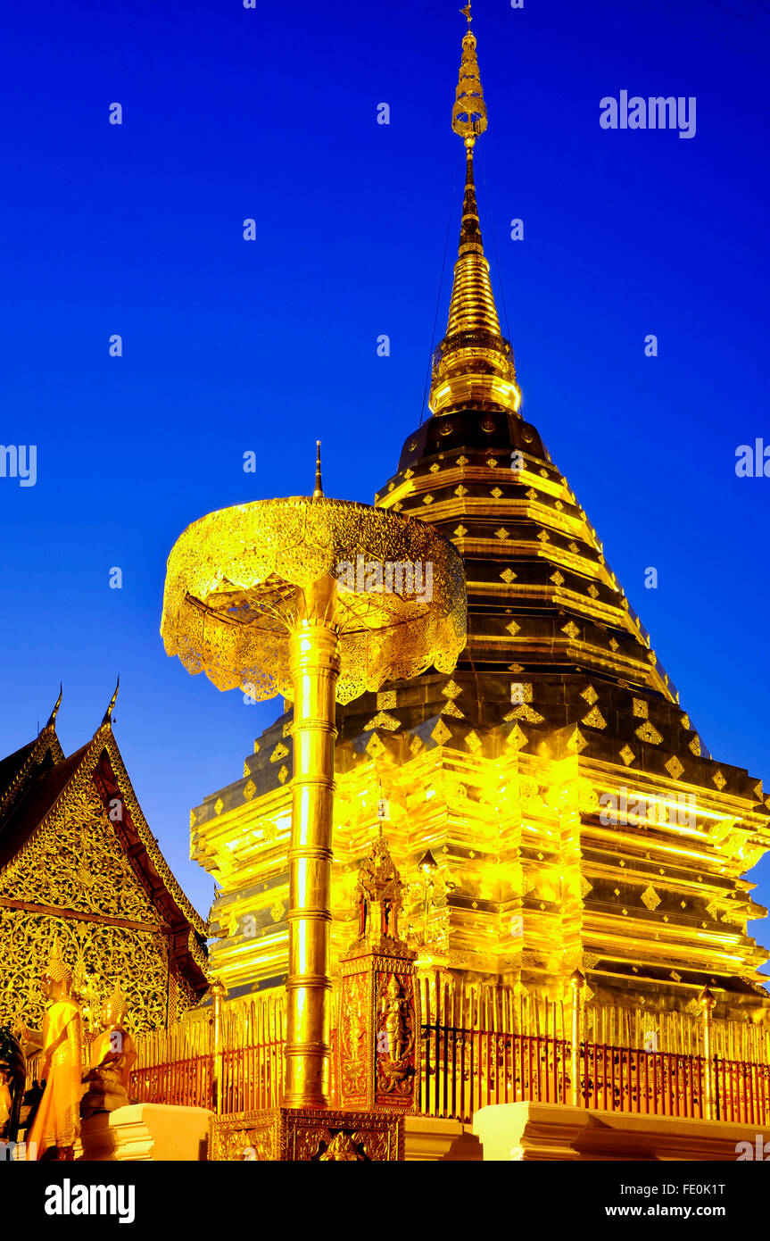 El chedi de oro en Wat Phra That Doi Suthep, Chiang Mai, Tailandia Foto de stock
