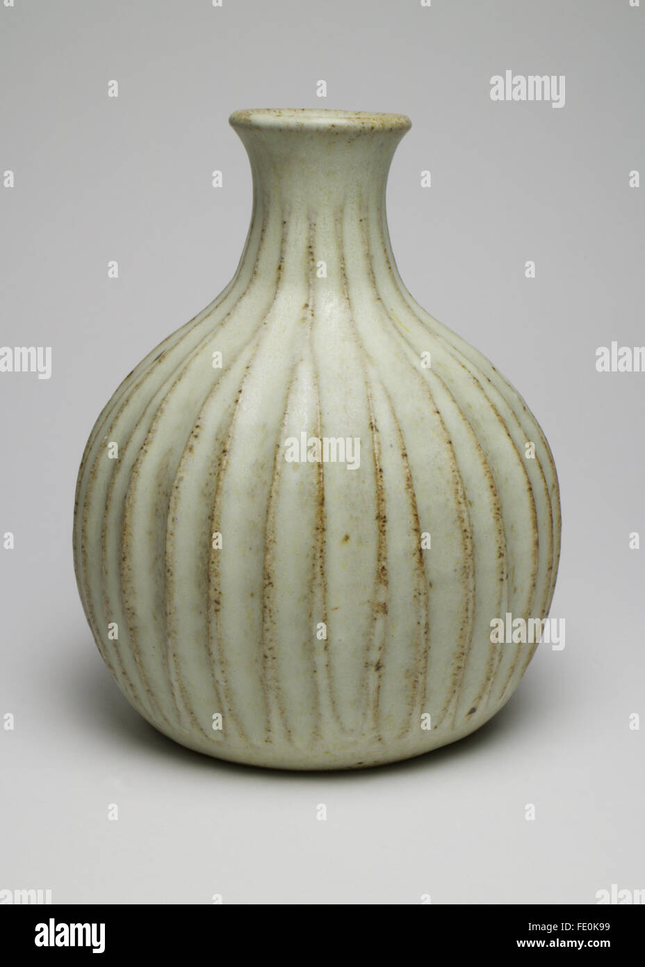 Elegante Peter Lane studio forma botella cerámica jarrón acanalados. El jarrón mide 14,5 cm de alto y tiene Peter Lane PL monograma a la Foto de stock