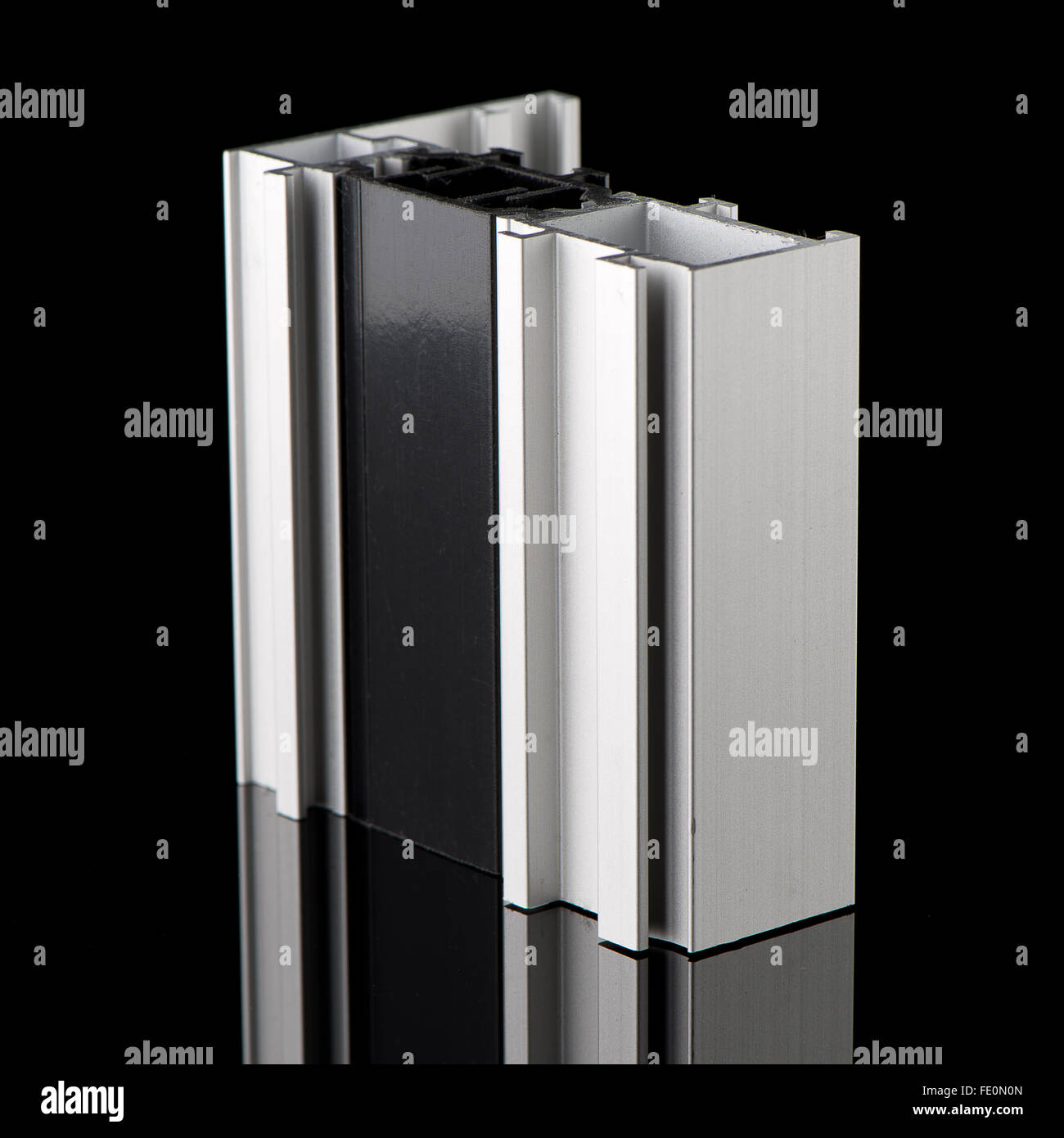 Muestra de perfil de aluminio aislado sobre fondo negro Fotografía de