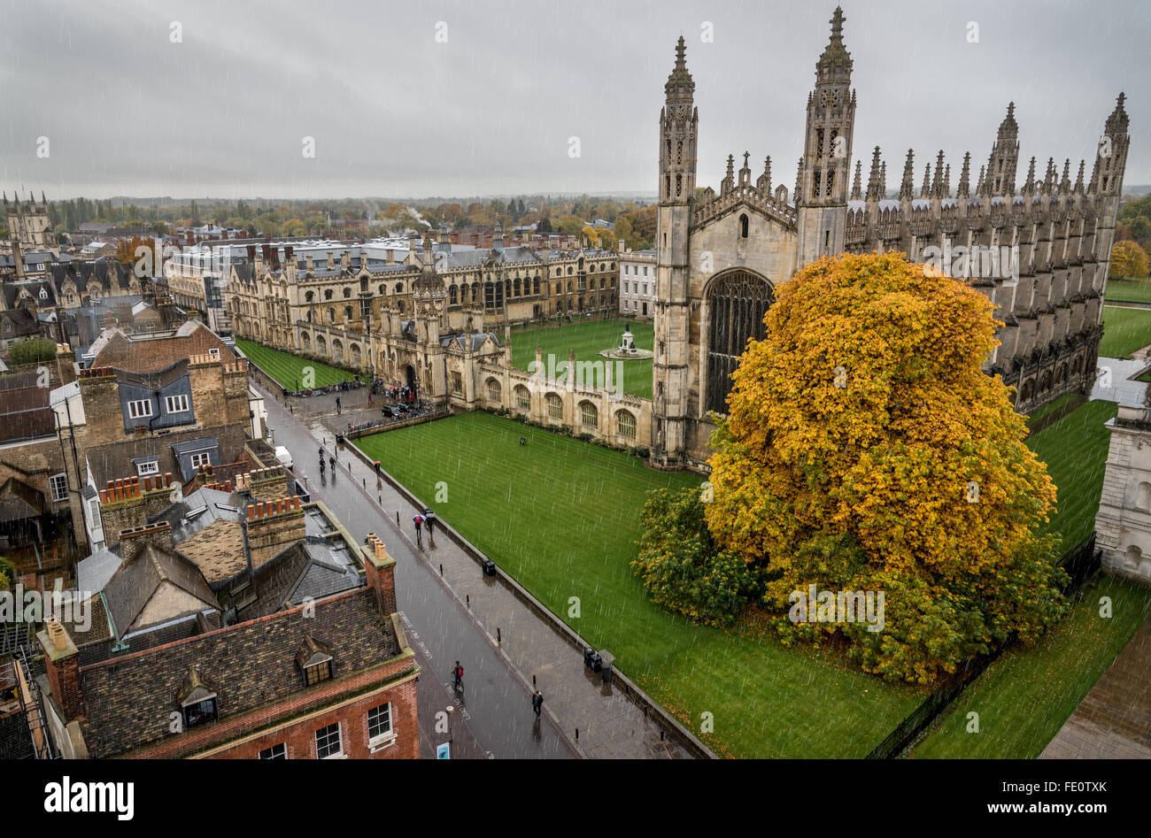 King's College, Cambridge desde gran St Mary's Church Tower, lloviendo Foto de stock