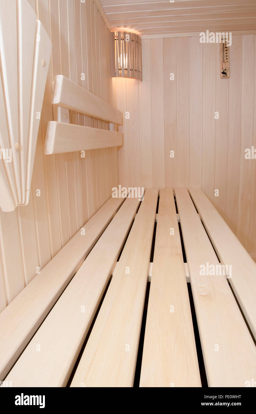 Sala de vapor o sauna de madera para un estilo de vida saludable Foto de stock