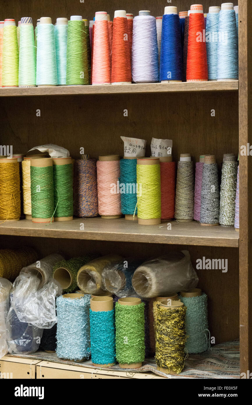 Husillos de seda para coser en Japón Foto de stock