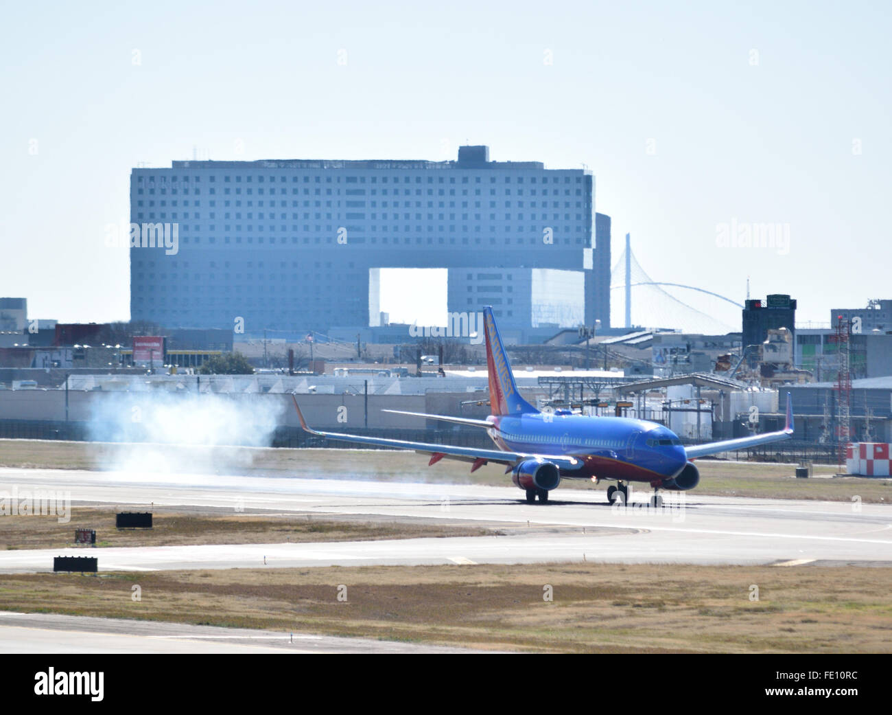Southwest Airlines aviones aterrizando y listo para el despegue en Dallas Love Field donde los pilotos protestaron por la falta de un contrato. Crédito: Brian T. Humek/Alamy Live News Foto de stock