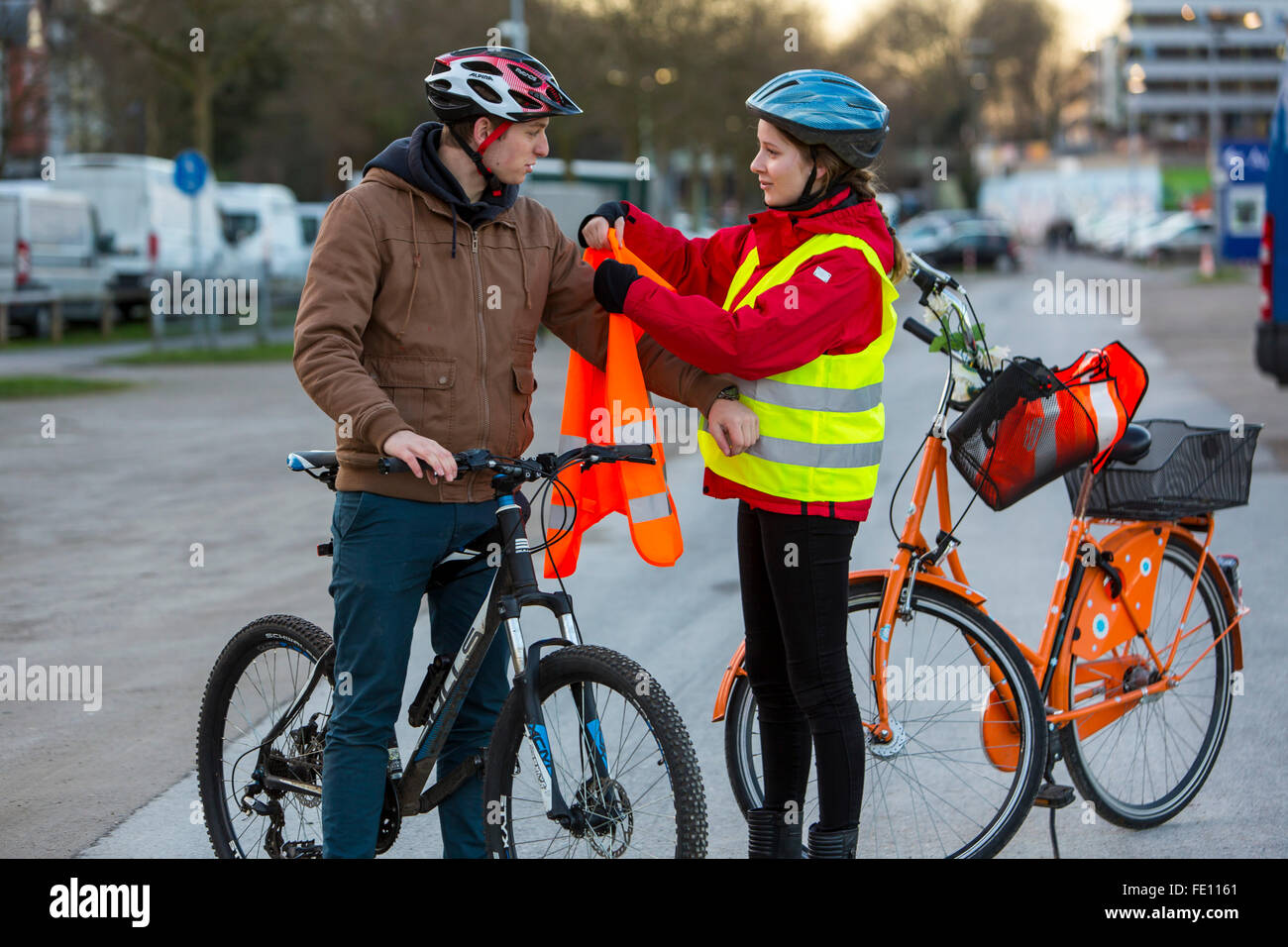 Ciclista en ropa de seguridad, casco chaleco reflectante de seguridad en bicicleta, una buena visibilidad la noche en el tráfico Fotografía de stock - Alamy