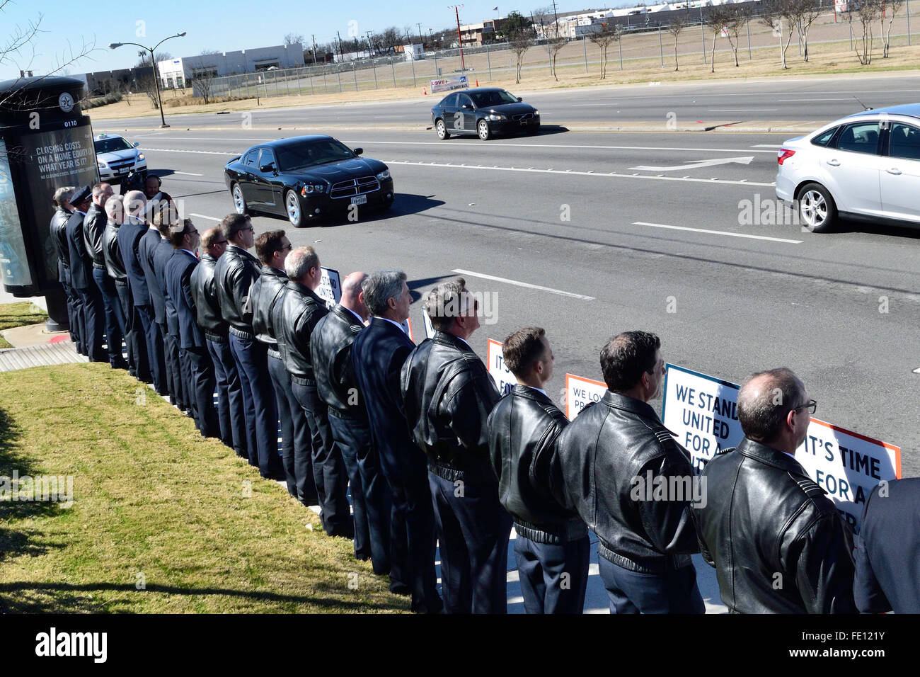 Alrededor de 100 pilotos de Southwest Airlines silenciosa protesta en apoyo de un contrato fuera de Love Field Crédito: Brian T. Humek/Alamy Live News Foto de stock