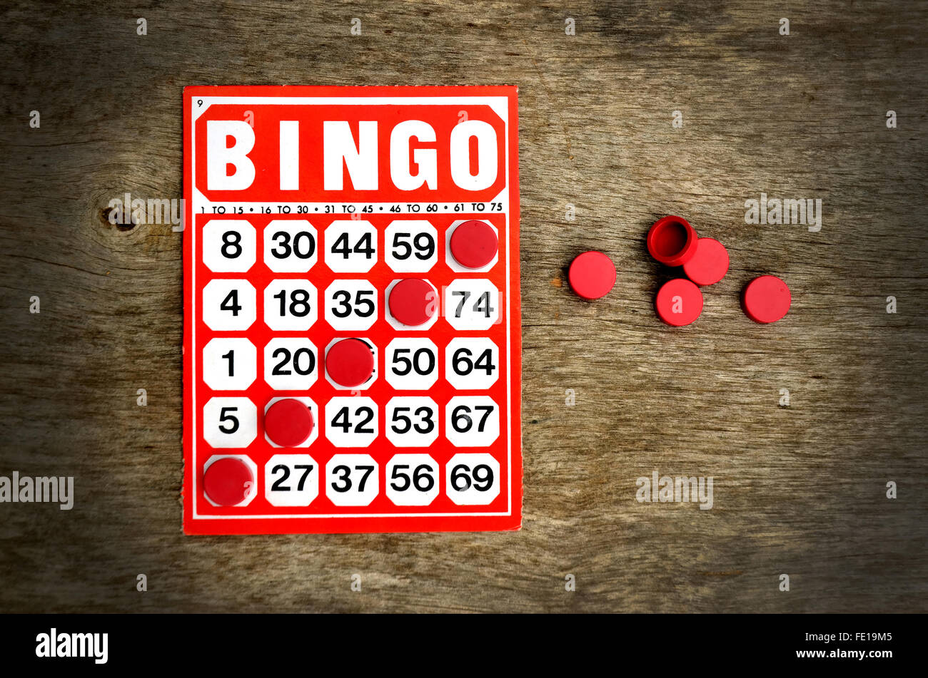 Rojo con tarjeta de bingo ganar fichas Foto de stock