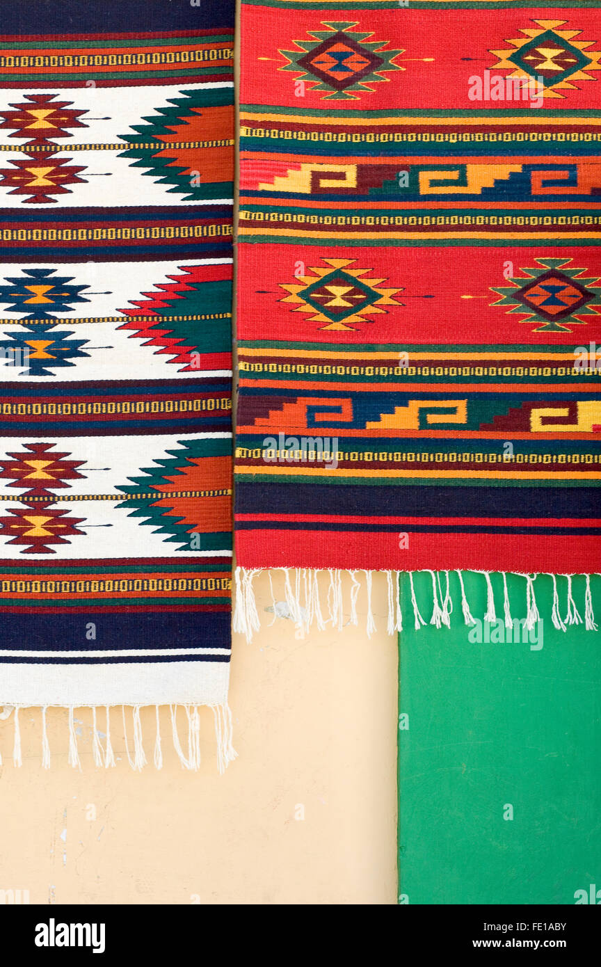Tradicional estilo zapoteca tapetes de lana con colores vibrantes diseños  geométricos en la pantalla en la tienda, la ciudad de Oaxaca, Oaxaca,  México Fotografía de stock - Alamy
