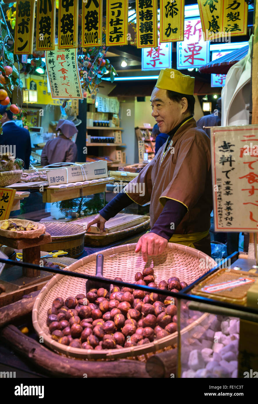 Al mercado de Nishiki, Kyoto, Japón Foto de stock