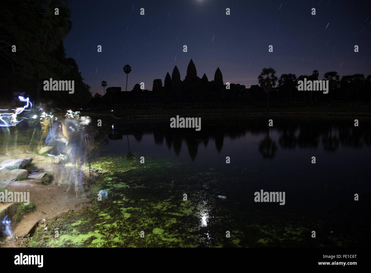 Los turistas observan el amanecer sobre Angkor Wat en Camboya, Siem Reap, destino turístico de Asia Foto de stock