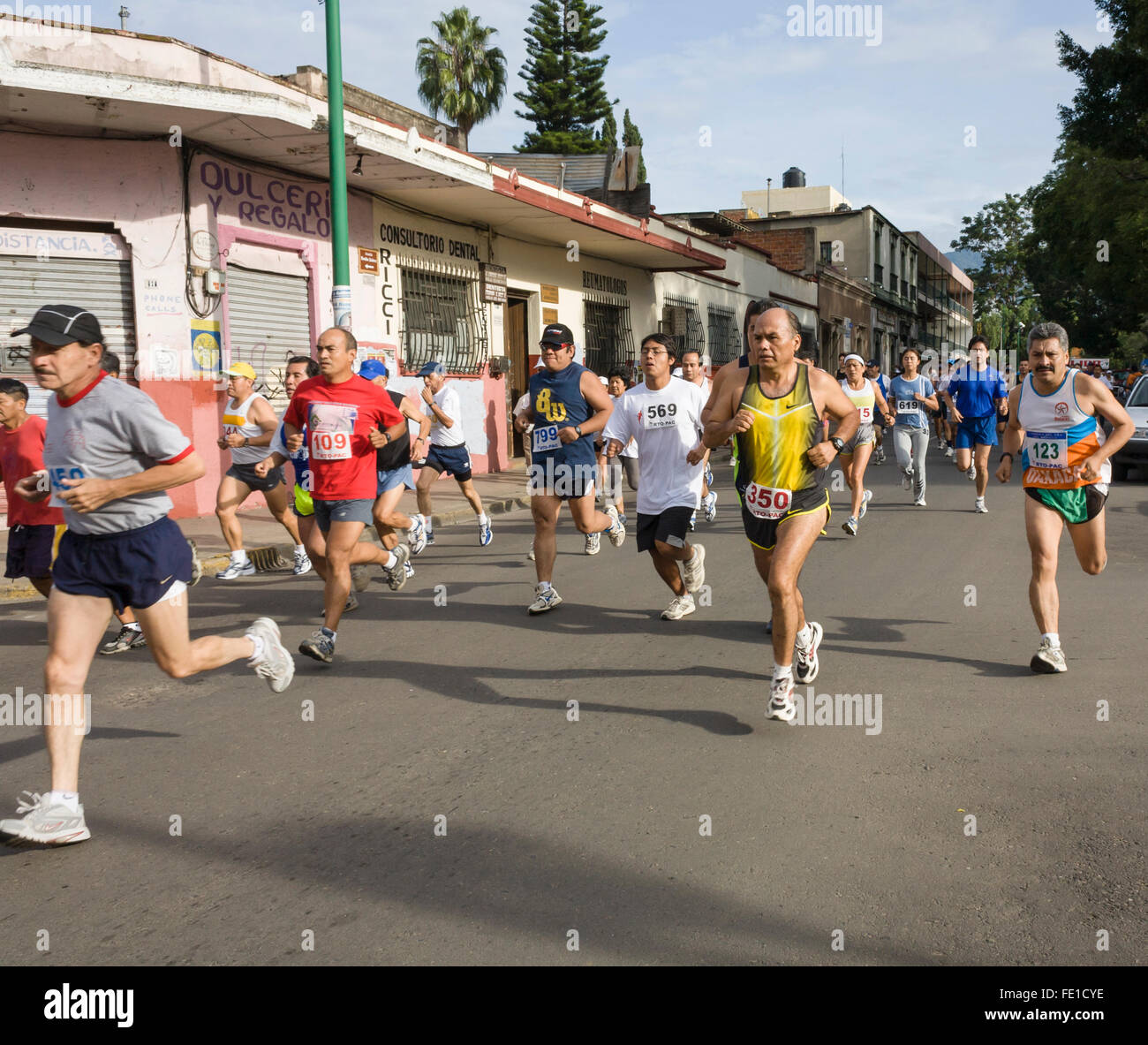 La gente hombres corriendo en una carrera pedestre por las calles de la  ciudad de Oaxaca, México. Eventos deportivos locales Fotografía de stock -  Alamy