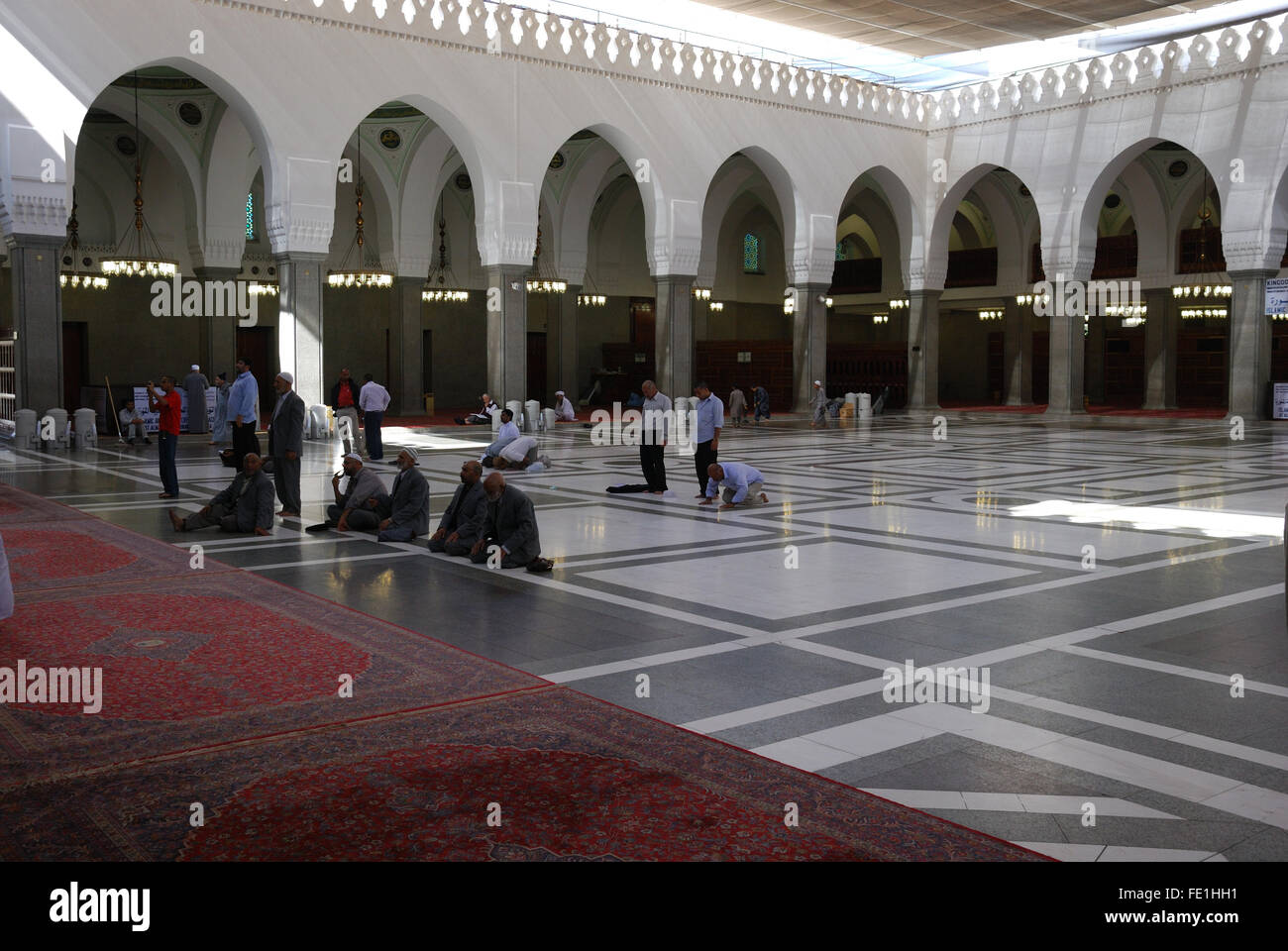 Adoradores en Masjid Quba, la primera mezquita que se construyó, Medina, Arabia Saudita Foto de stock