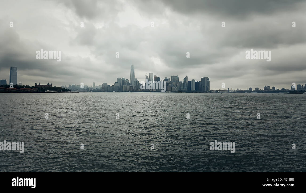 La construcción y el horizonte de Manhattan durante un día lluvioso, nublado Foto de stock