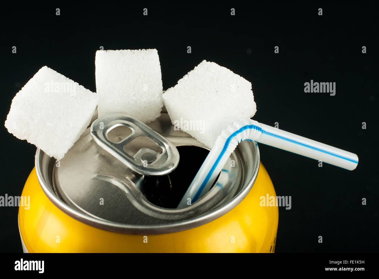 Concepto de alimentos insalubres - azúcar en bebidas carbonatadas. Cubos de azúcar y bebidas enlatadas Foto de stock
