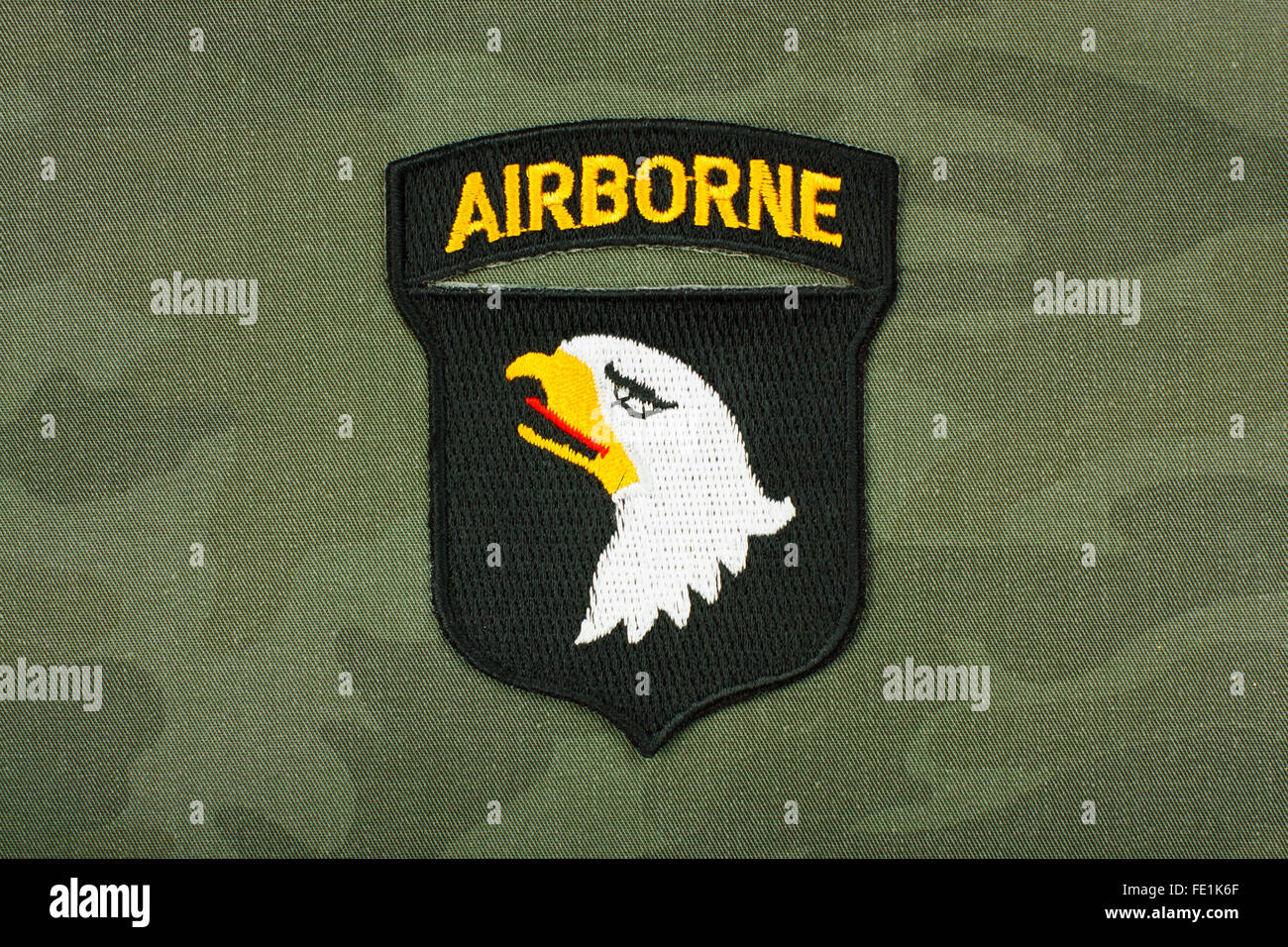 Guerra mundial 2 - insignia 101ª División Aerotransportada del Ejército de EEUU sobre la reconstrucción grupo uniforme. Foto de stock