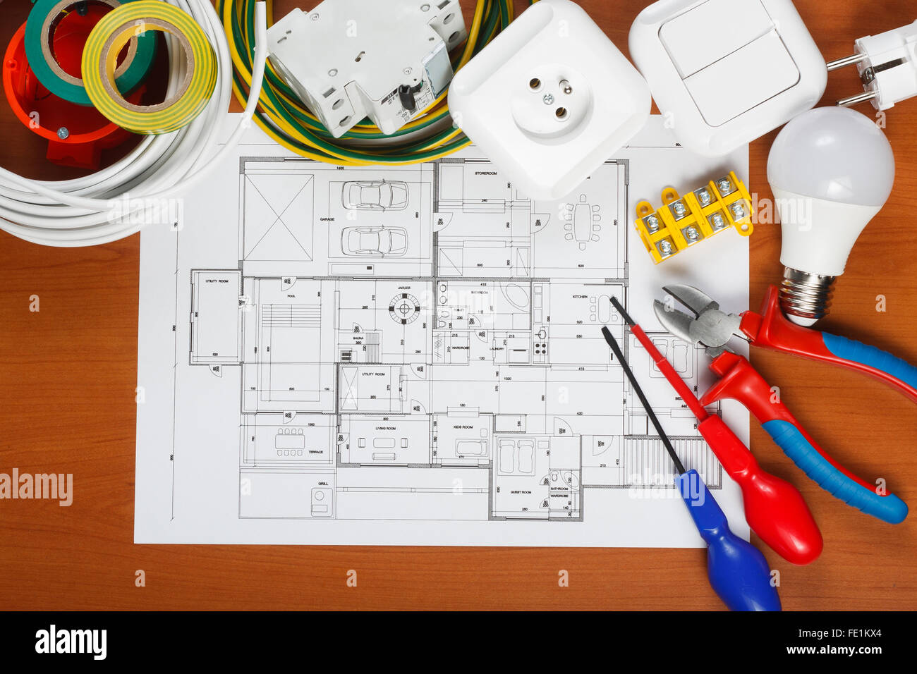 Equipo eléctrico, herramientas y planes de la casa, sobre el escritorio Foto de stock