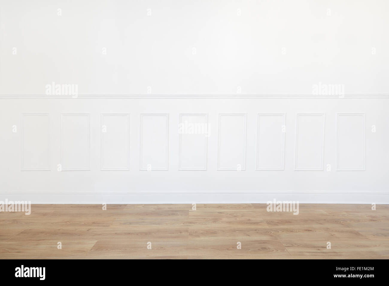 Sala blanco vacío con piso de madera y madera pared recortada Foto de stock