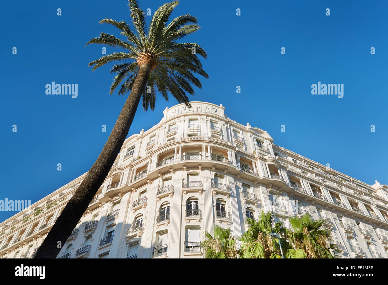 Hotel de lujo "Le Palais Miramar', ubicado en la famosa Croisette boulevard en Cannes Foto de stock
