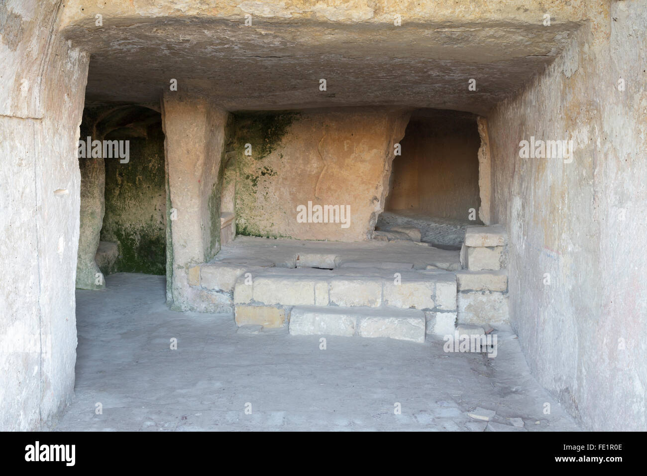 En el interior de una de las viviendas ocupadas por la onu en Sasso Caveoso, Matera, Basilicata, Italia Foto de stock