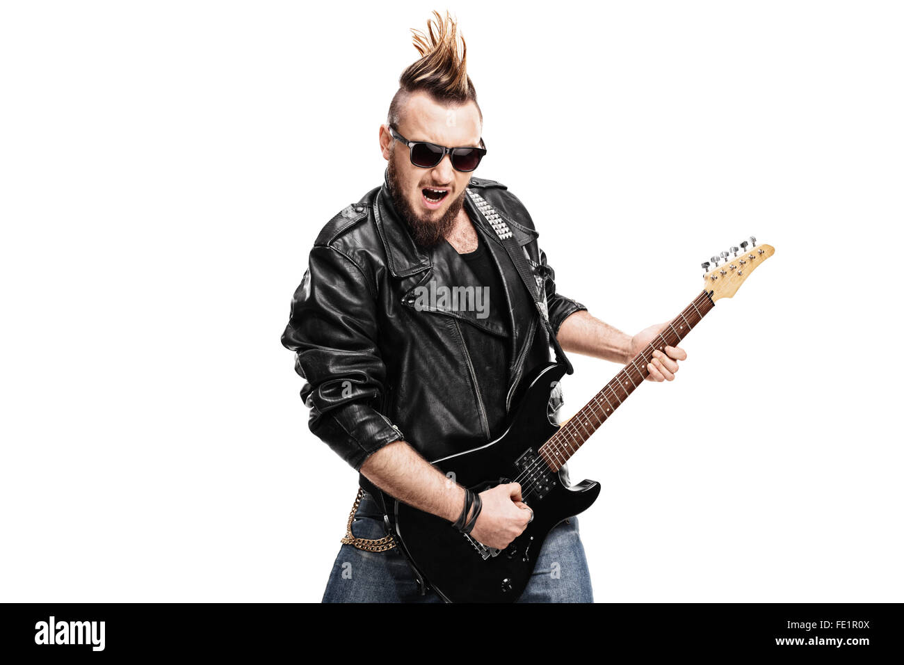 Joven punk rockero tocando guitarra eléctrica aislada sobre fondo blanco  Fotografía de stock - Alamy