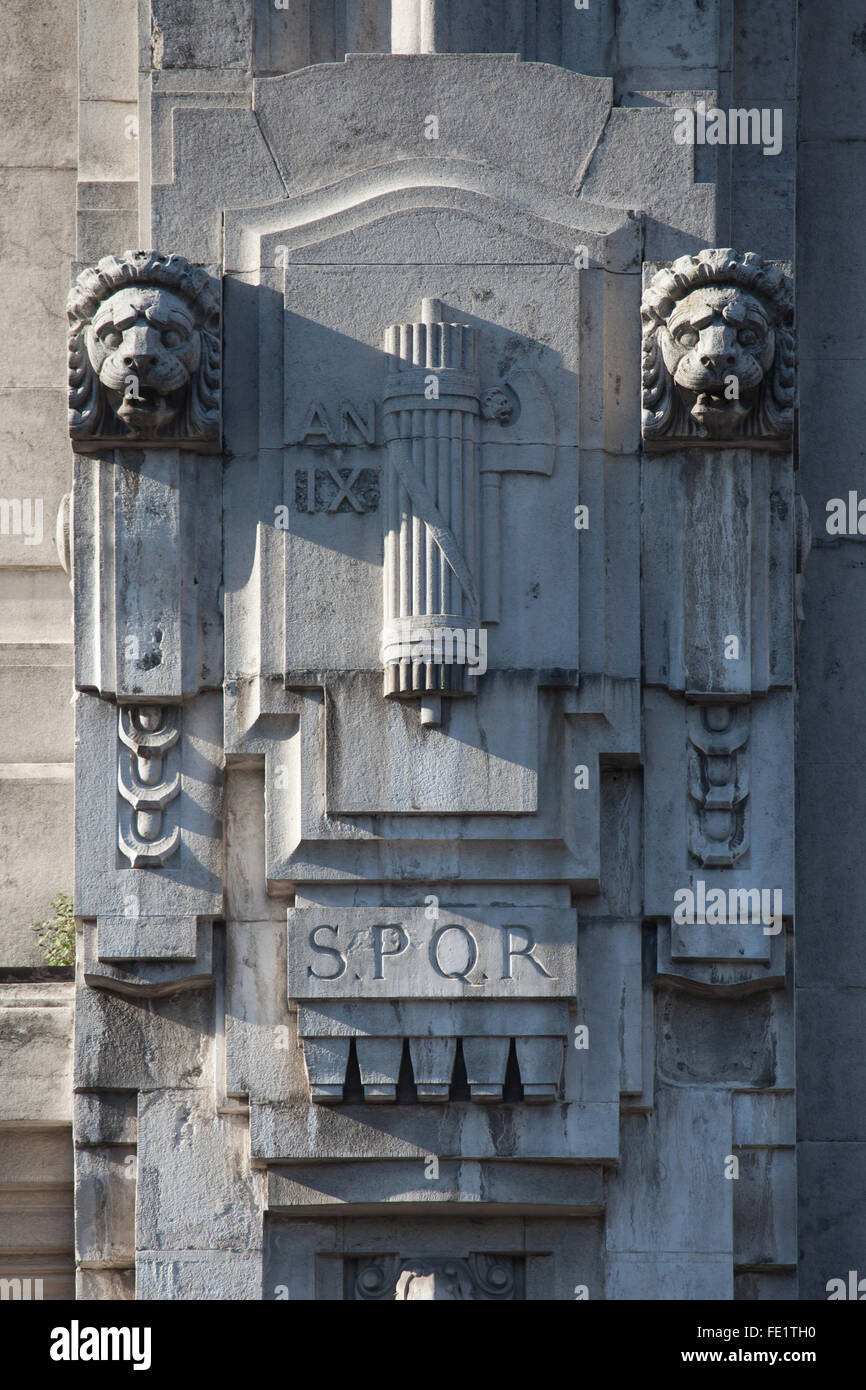 Símbolo fascista representada en la fachada principal de la estación ...