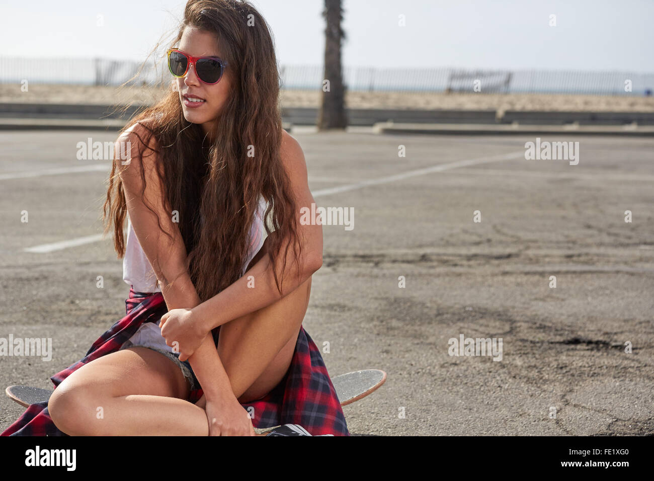 La moda hipster cool girl en gafas de sol Foto de stock