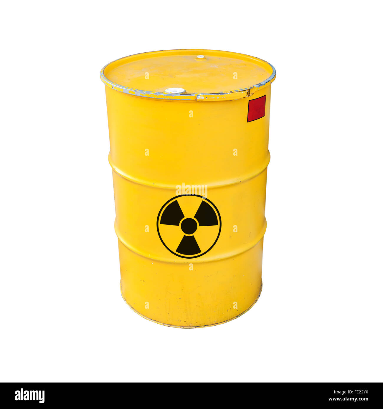 Barril de metal amarillo con negro signo de advertencia radiactivo aislado sobre fondo blanco. Foto de stock
