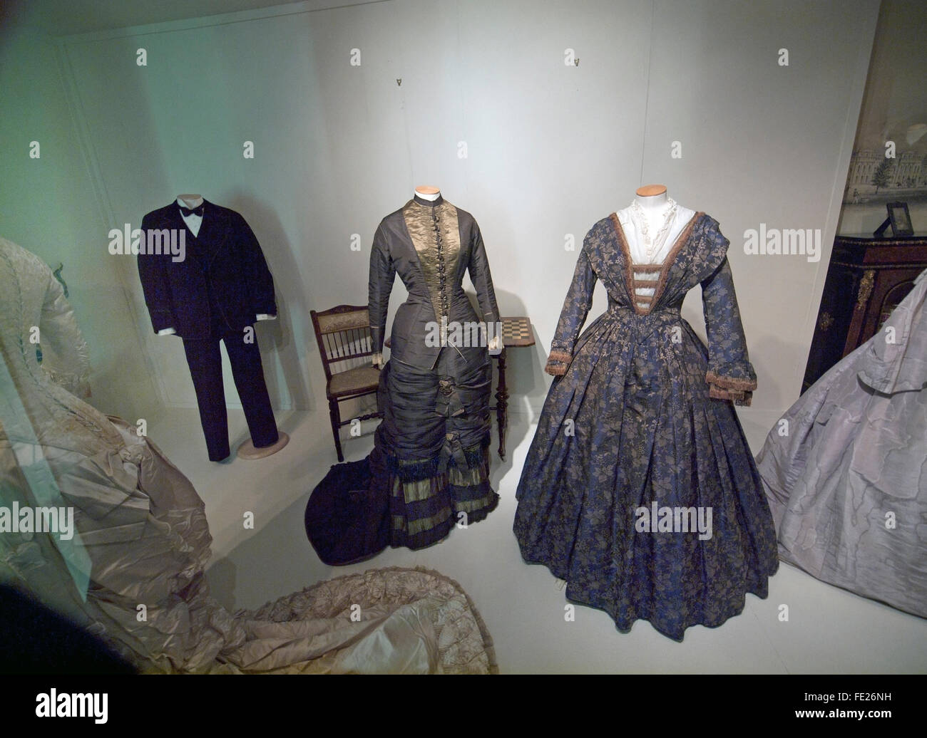 Una muestra de ropa de época en Worthing Museo y Galería de Arte Foto de stock