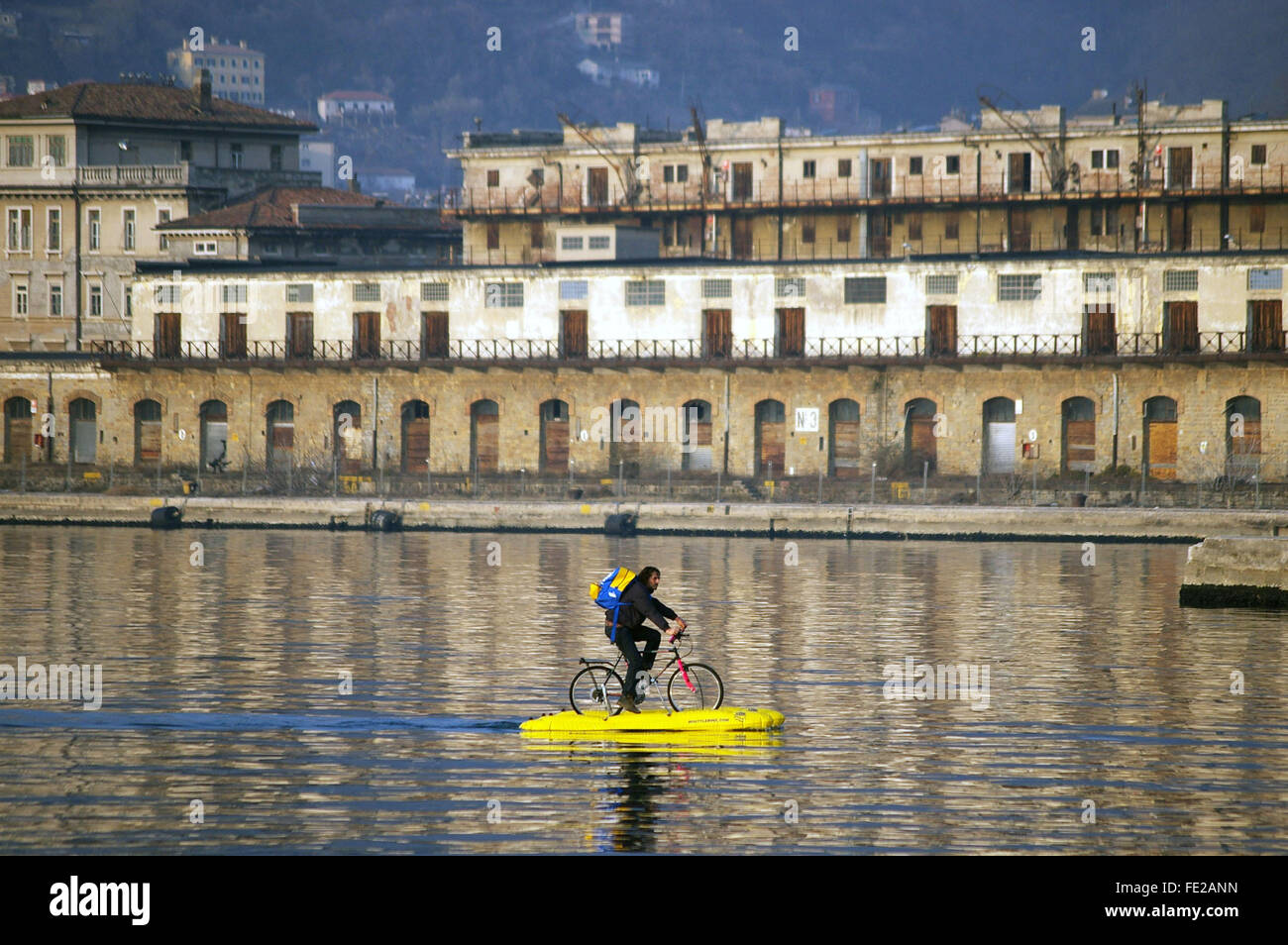 Ciclismo sobre agua en Audace pier en Trieste, la región de Friuli Venezia Giulia, Italia Créditos © Daiano Cristini/Sintesi/Alamy Stock Foto de stock