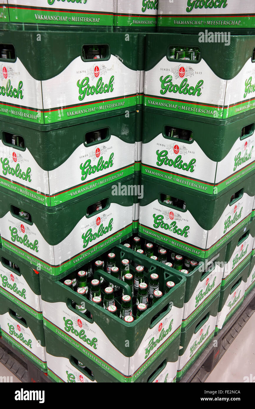 La pila de cajas de cerveza Grolsch en un mayorista Fotografía de stock -  Alamy