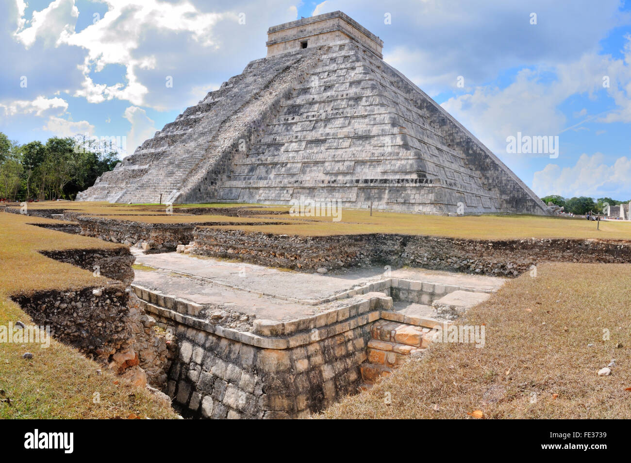 Pirámide maya en Chichen Itza, Yucatán, México con una excavación arqueológica en la parte delantera Foto de stock