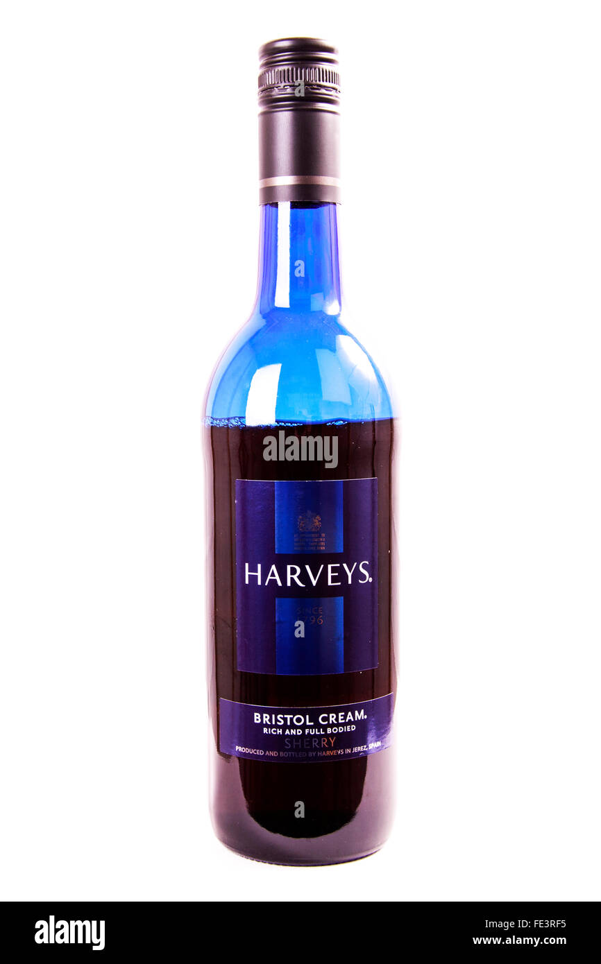 Botella de vino de jerez Harveys Bristol Cream alcohol beber bebidas alcohólicas recorte cortar vidrio azul fondo blanco aislado Foto de stock