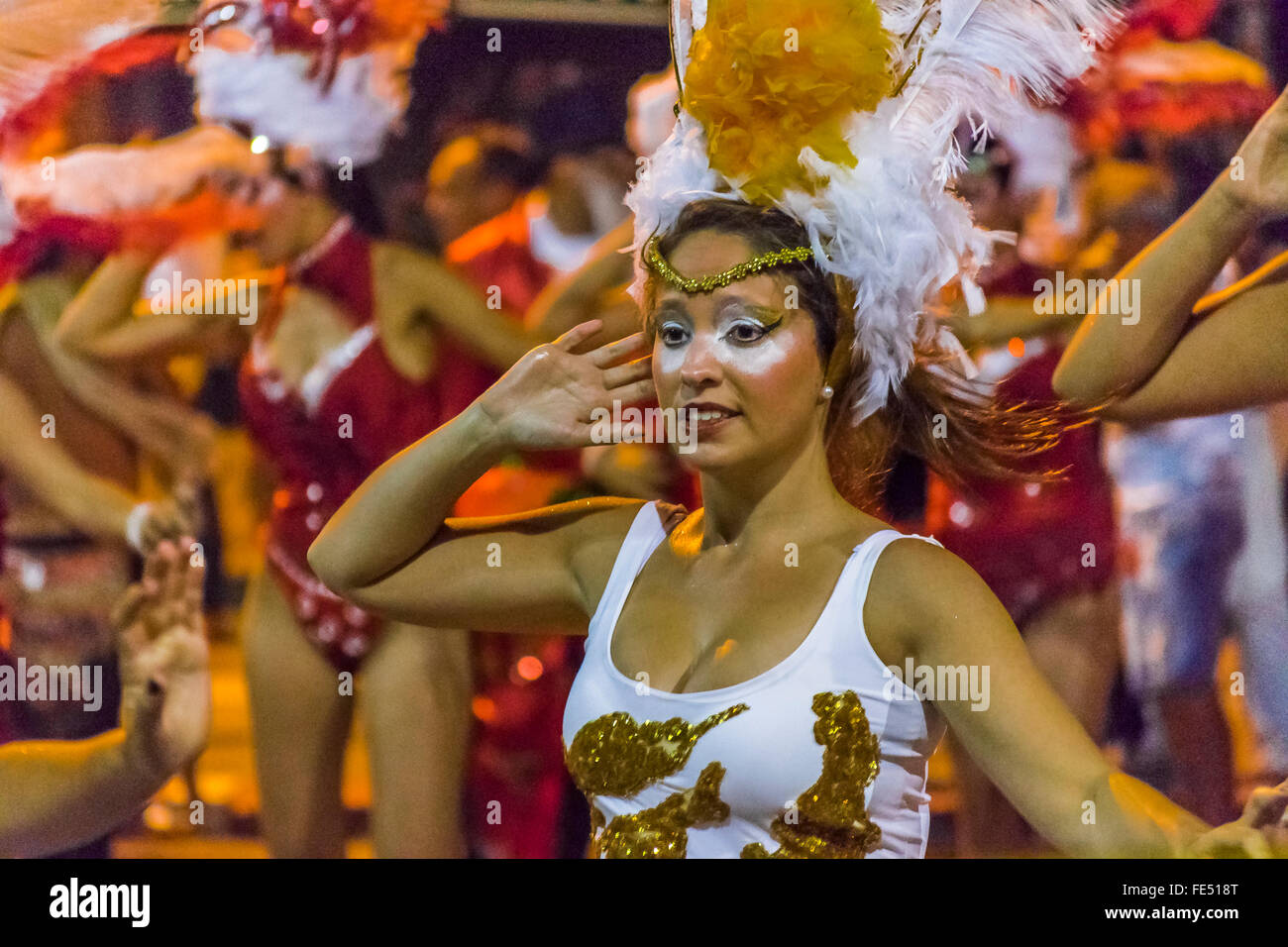 MONTEVIDEO, Uruguay, Enero - 2016 - Atractivos disfraces mujer bailando en  el desfile inagural del Carnaval de Montevideo, Uruguay Fotografía de stock  - Alamy