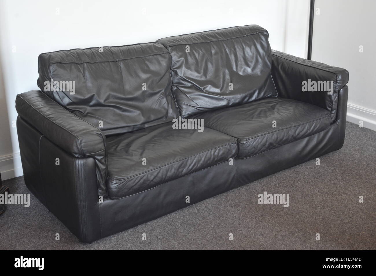 Sofá de cuero negro usado fotografías e imágenes de alta resolución - Alamy